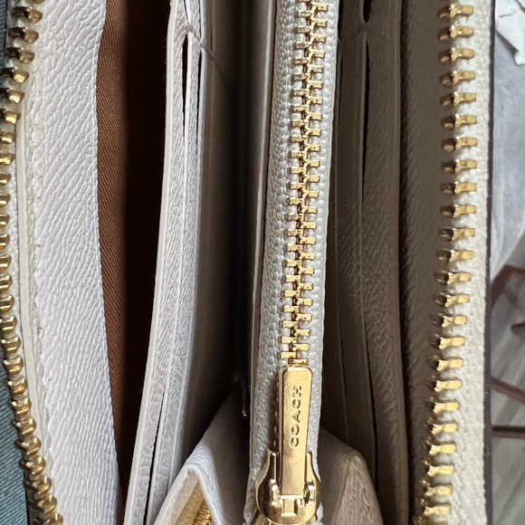 Coach wristlet - Picture 7 of 9